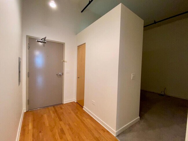Building Photo - 1224 W Van Buren St