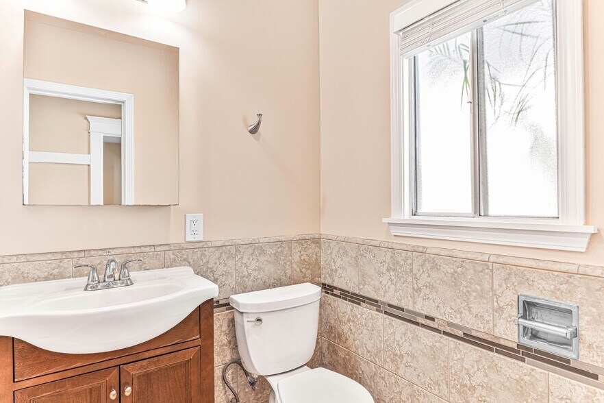 Building Photo - 1460 Gaviota Ave