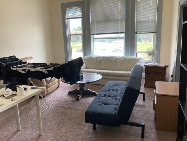 Building Photo - 328 E Knapp St