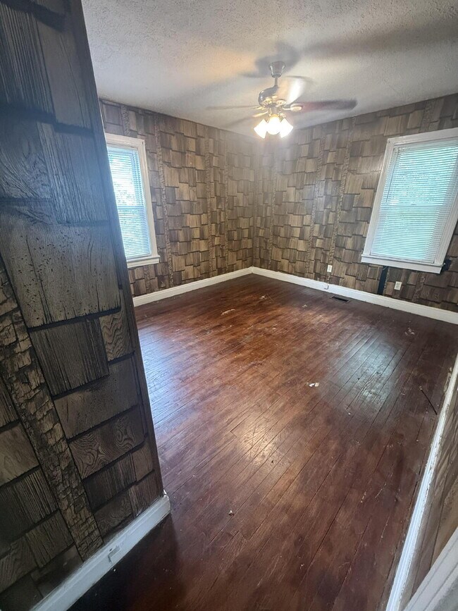 Building Photo - 2 bedroom, 1 bathroom house on W Kentucky Street