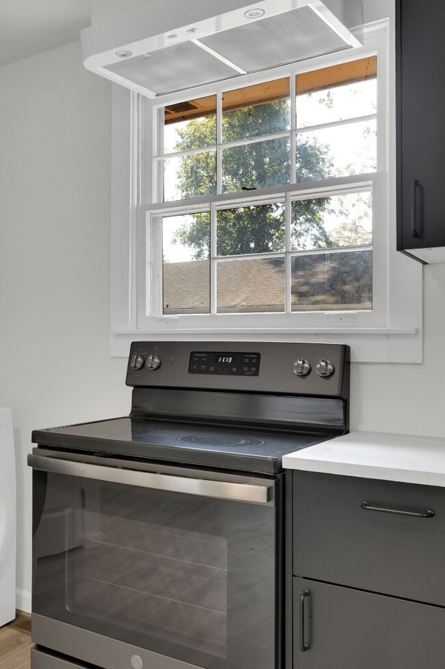 Building Photo - Renovated Duplex in Prime Walkable 12 South Location!