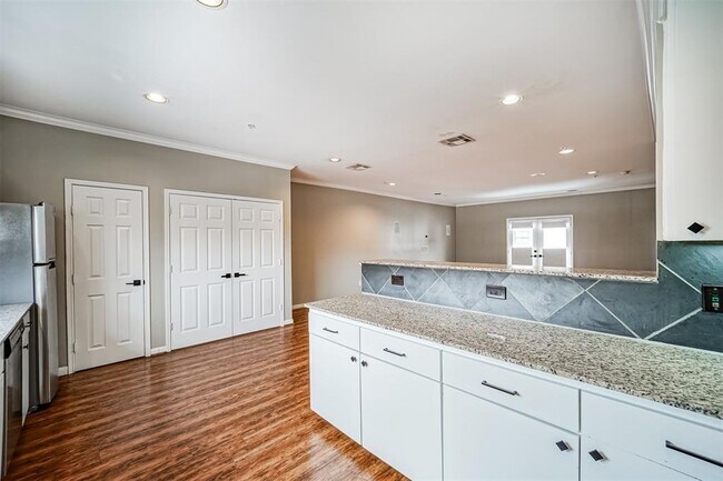Building Photo - 17 Waugh Dr