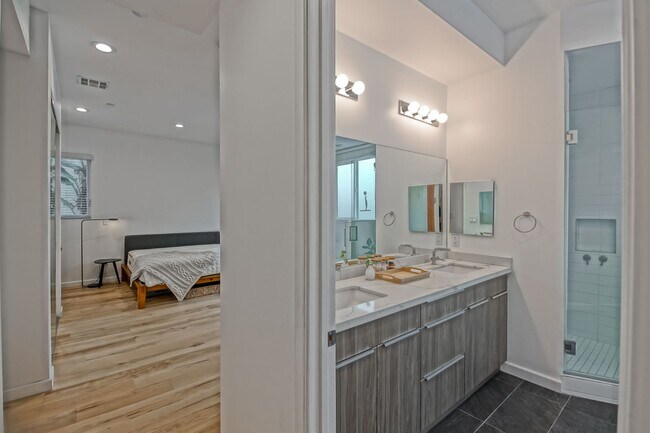 Building Photo - Custom, Modern & Spacious Tri-Level Home w...