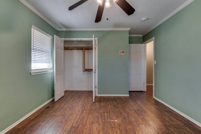 Building Photo - Three bed house in Coronado Heights