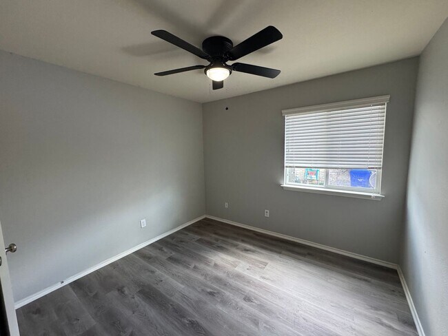 Building Photo - Freshly Renovated Midway ISD Home