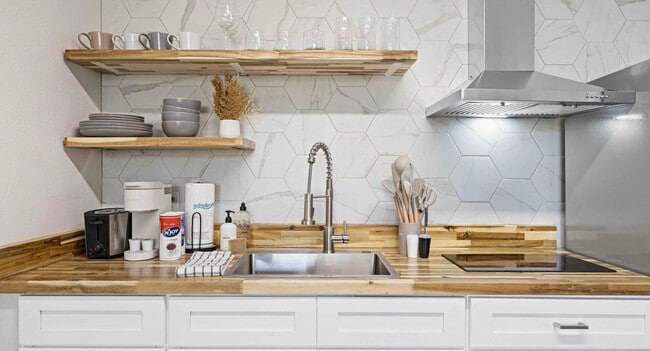 Building Photo - 556 Coral Ct