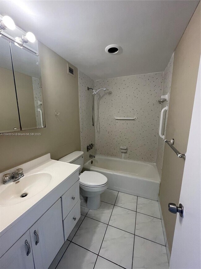 Building Photo - 400 Kings Point Dr