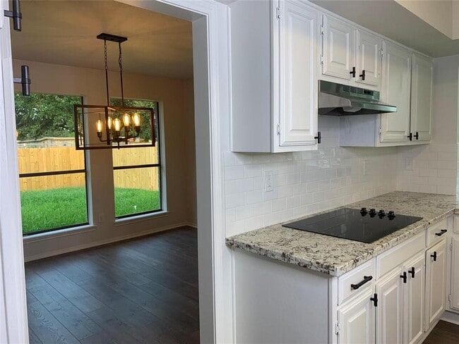 Building Photo - 610 Woodlake Cir