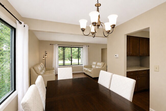 Building Photo - 982 Valleyview Dr