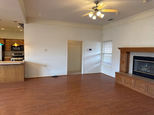 Building Photo - 3 Bed 2 Bath Home Available 10/13