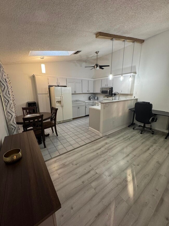 Building Photo - 1371 Thornbank Ln