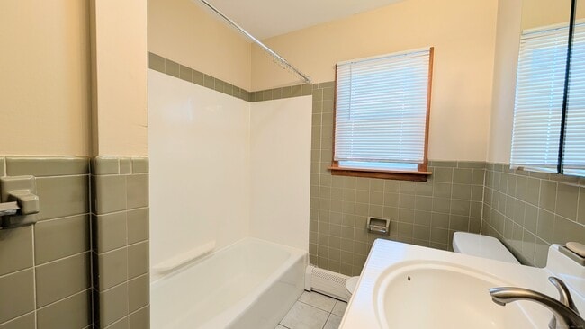 Building Photo - 24 Hoyt St