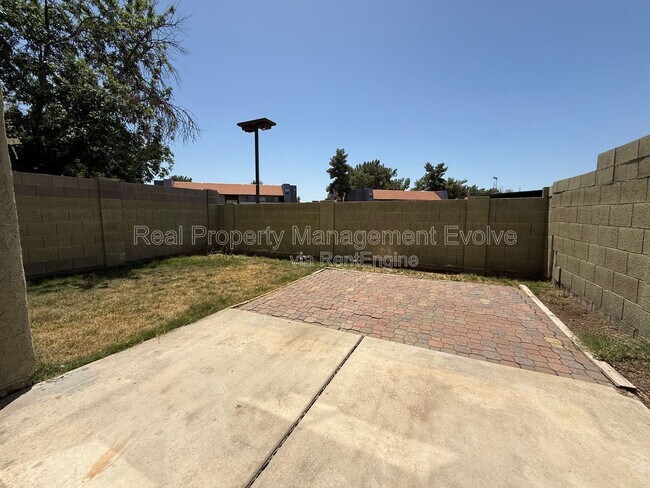 Building Photo - 815 E Grovers Ave