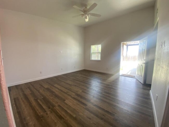 Building Photo - 818 Airport Rd