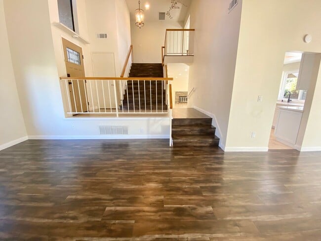 Building Photo - Gorgeous 3 bed 3 bath home in Thousand Oaks - First Time Rental!