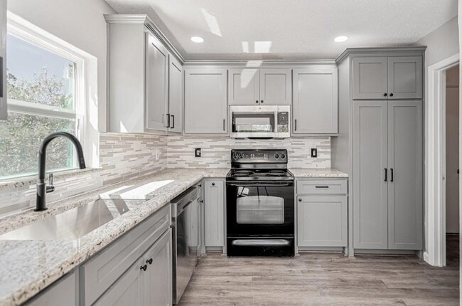 Building Photo - 1802 Hillcrest Dr