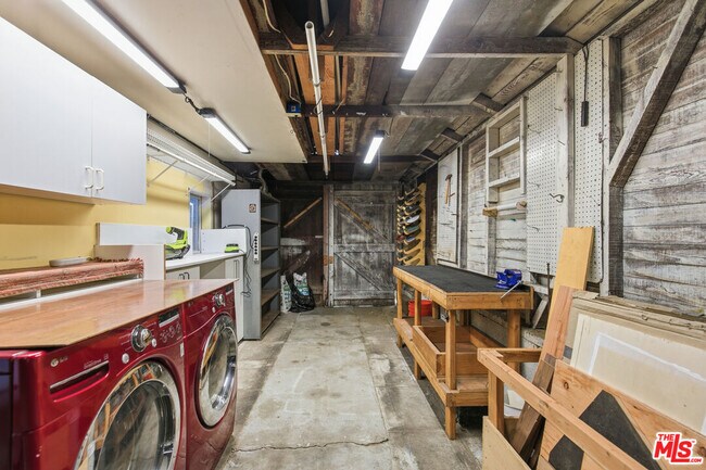 Building Photo - 316 E Ellis Ave