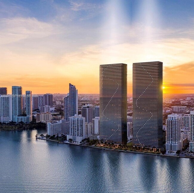 Building Photo - 700 NE 24th St