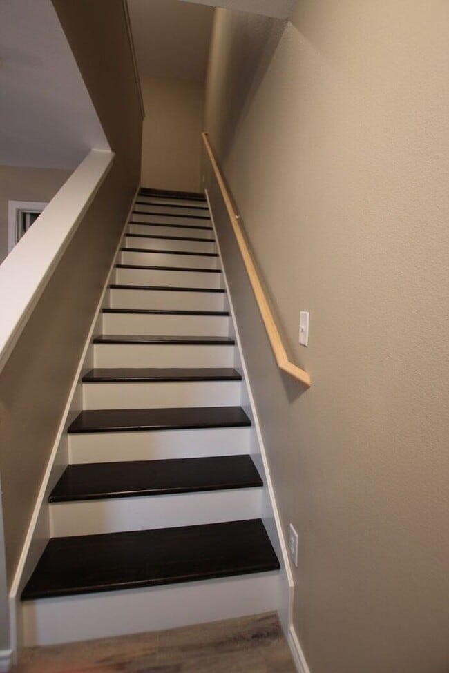 Building Photo - Available Now! 2 Bed 1.5 Bath Townhome! Li...