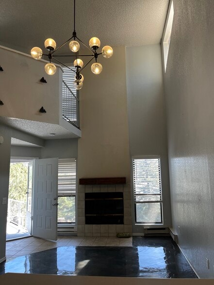 Building Photo - 2700 S White Mountain Rd
