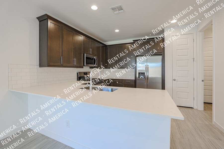 Building Photo - 9002 W Rancho Dr