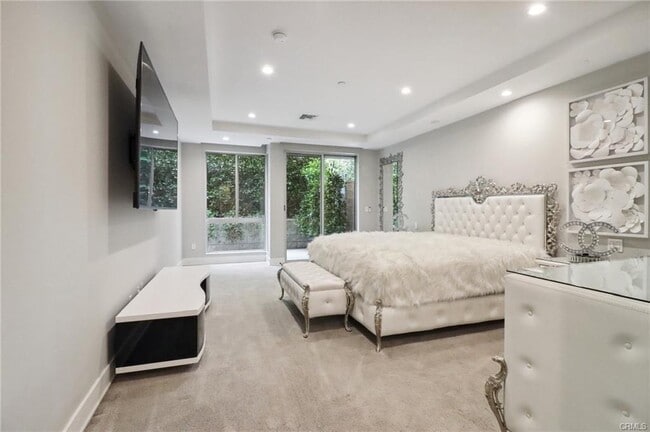Primary Photo - 460 N Palm Dr