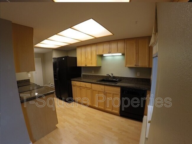 Building Photo - 4629 W Lake Sammamish Pky SE