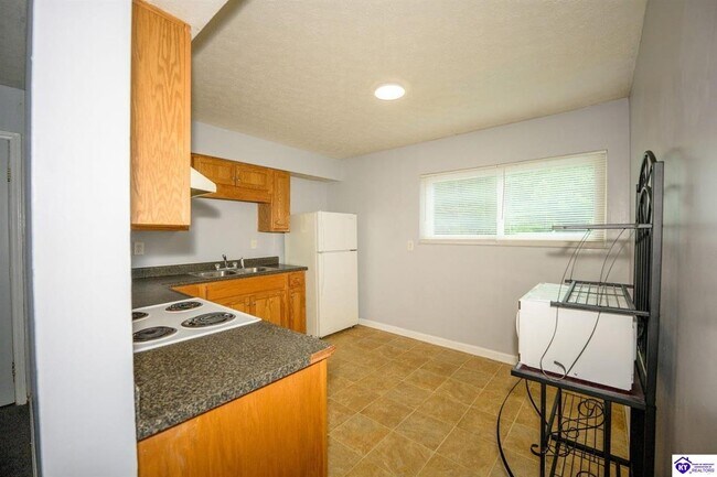 Building Photo - 244 Pinewood Dr