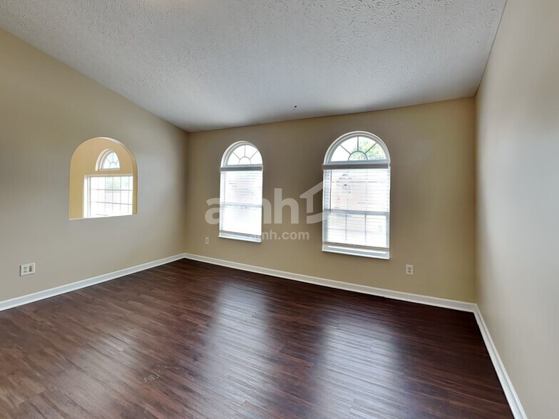 Building Photo - 90 Knights Bridge Dr N