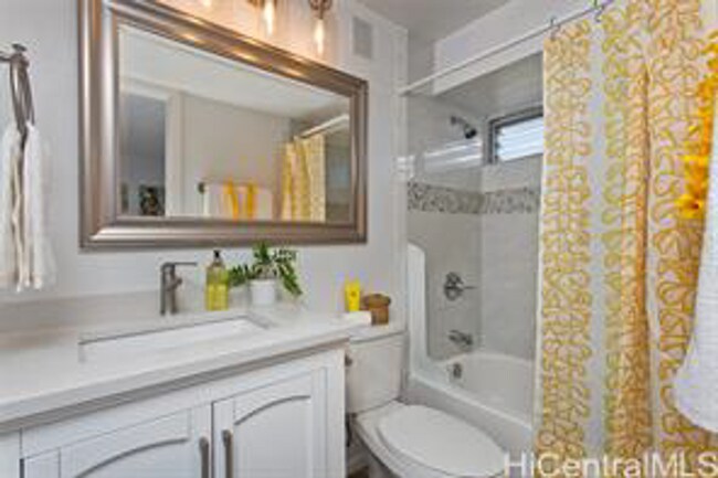 Building Photo - 37th Floor 2 Bed/ 2 Bath/ 1 Assigned parking Condo with views, A/C, Pool, & W/D in unit!