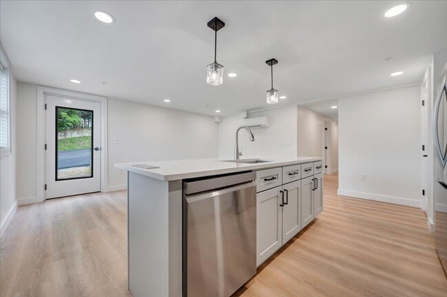 Building Photo - Newly Renovated 2BR Apartment in Vinton - Premium Finishes!