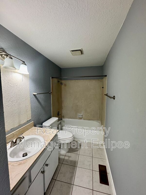 Building Photo - 916 207th Pl SE