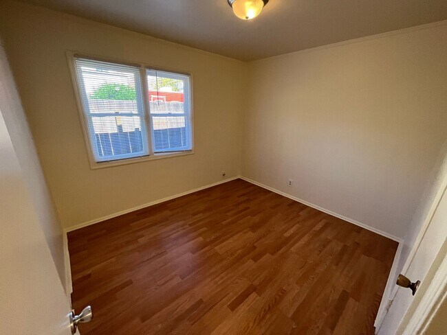 Building Photo - Great Student Housing.  3bd (Has been converted to 4 bedroom in past) 3bath house a block and a h...