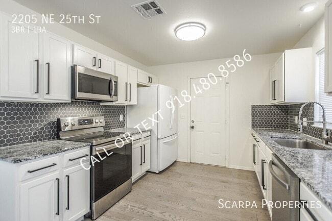 Building Photo - 2205 NE 25th St