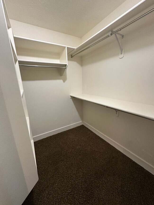 Building Photo - Dog friendly 3 Bedroom 2.5 Bath town home in Provo.