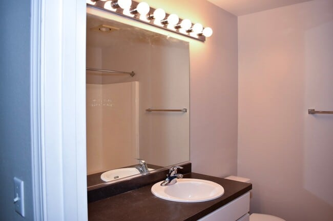 Building Photo - Gorgeous 2br/2.5ba Townhouse in Desirable ...
