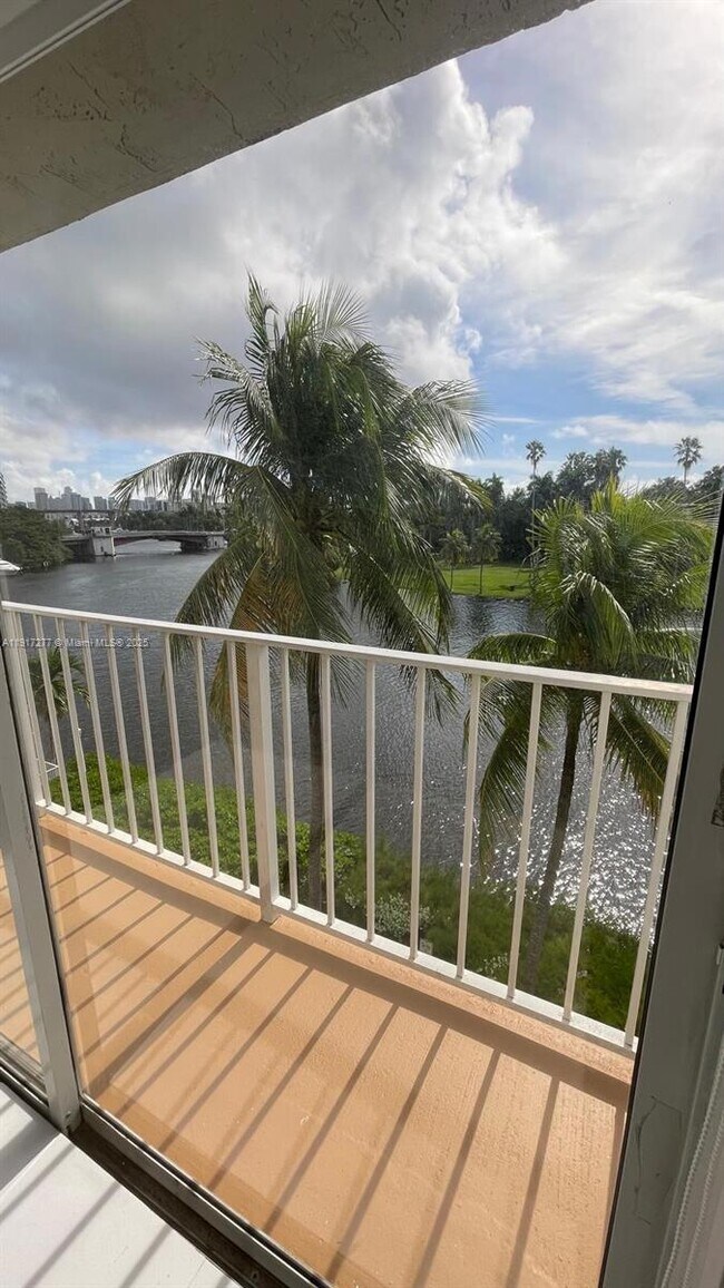 Building Photo - 1740 NW N River Dr