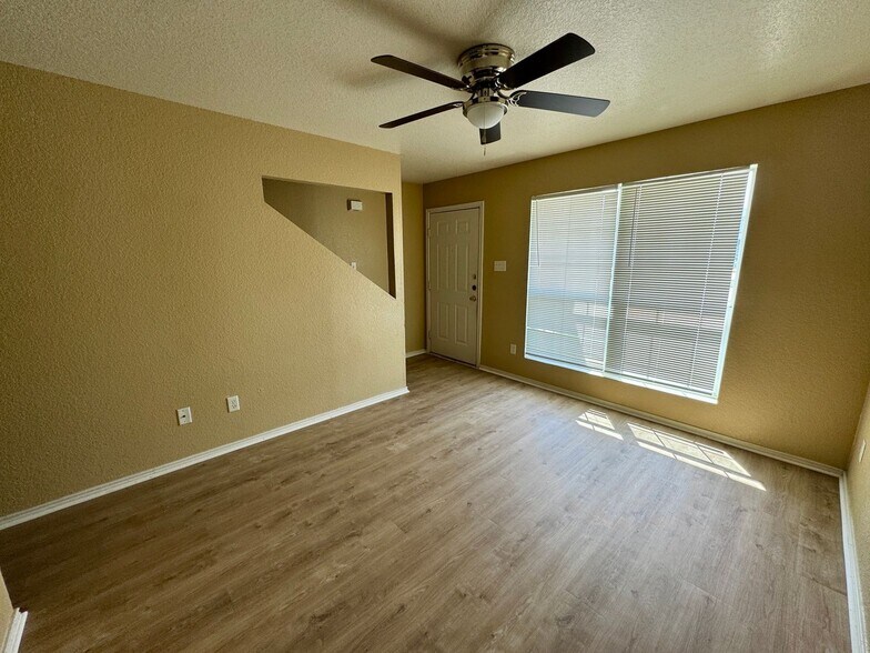 Building Photo - 4402 Jeff Scott Dr