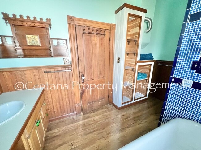 Building Photo - Historic home centrally located and beauti...