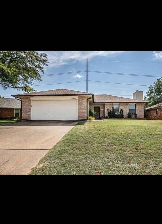 Building Photo - 1420 Creston Way