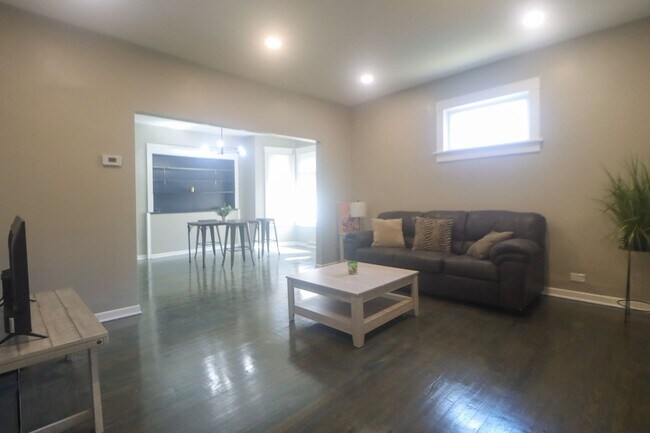 Building Photo - Spacious & Newly Renovated 4-Bedroom Home