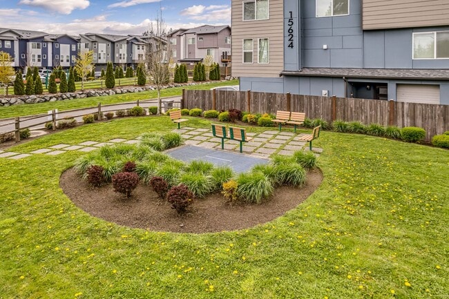 Building Photo - Modern Tri-Level 4BD/3.5BTH Townhouse in Lynnwood for Rent! Pet Friendly!