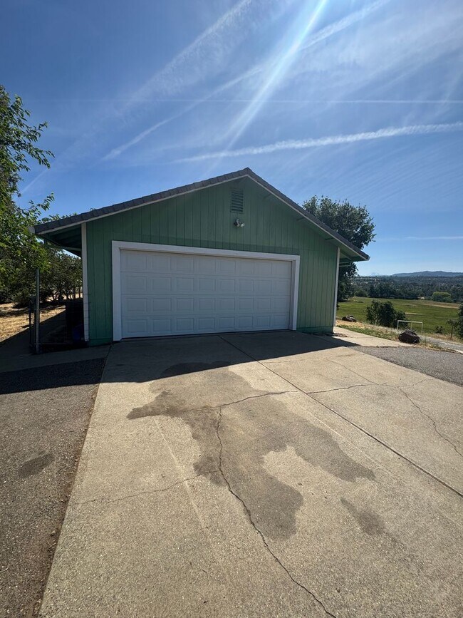Building Photo - 3 BEDROOM HOME IN COUNTRY SETTING