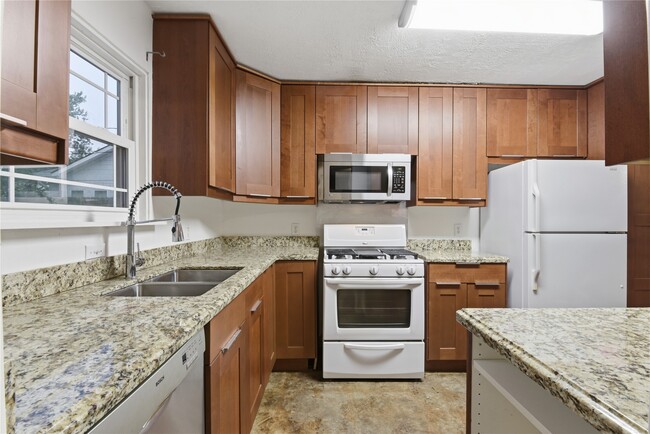 Building Photo - 1814 Chantilly Ln