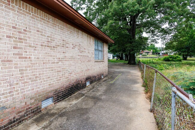 Building Photo - 3 Bedroom/2 Bath in Birmingham