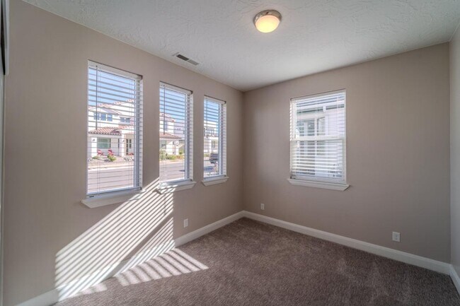 Building Photo - Beautiful 3 bed 2 bath Desert Color Home! ...