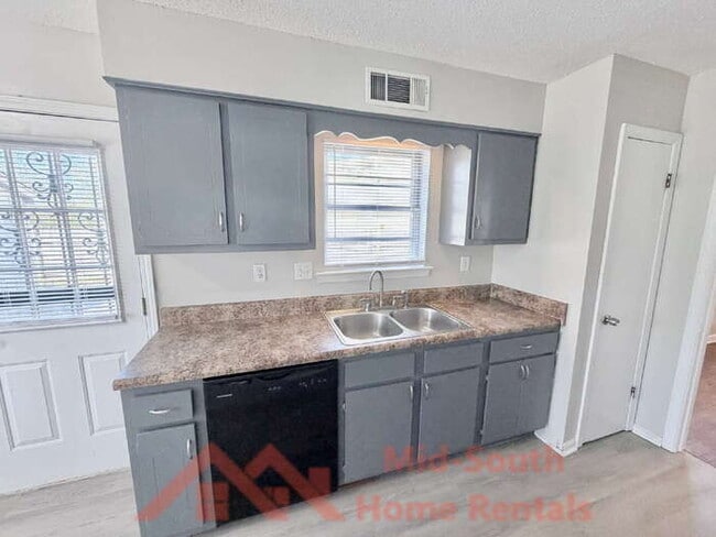 Building Photo - 7029 Tree Line Cove