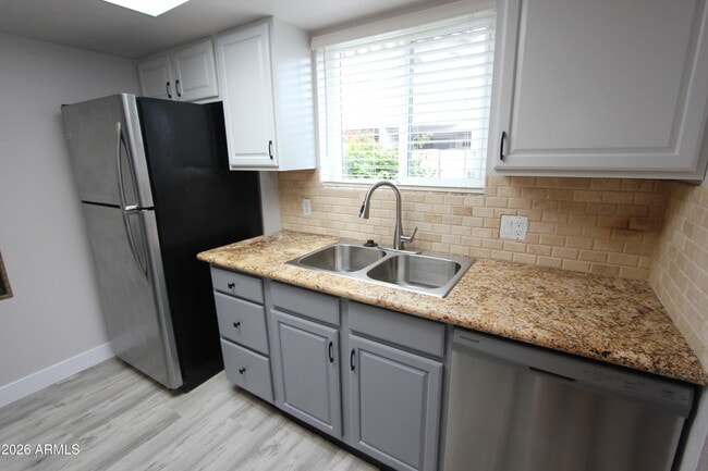 Building Photo - 850 S River Dr