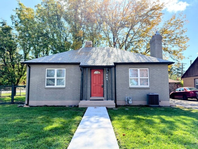 Building Photo - Newly Updated 2-Bedroom Home