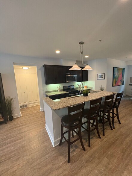 Building Photo - 1250 Diamond Ct